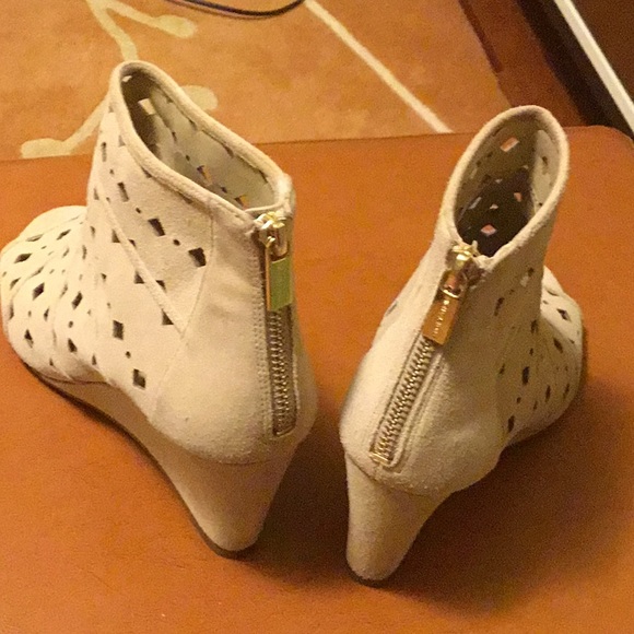 Michael Kors leather open toe booties, size 7,5,  wedge 3” - Picture 6 of 8